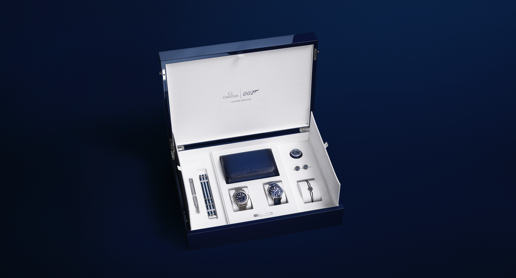 seamaster omega james bond - Petróleo y Energía Open blue presentation box displaying Omega 007 Limited Edition watches and accessories arranged in a white inner tray.