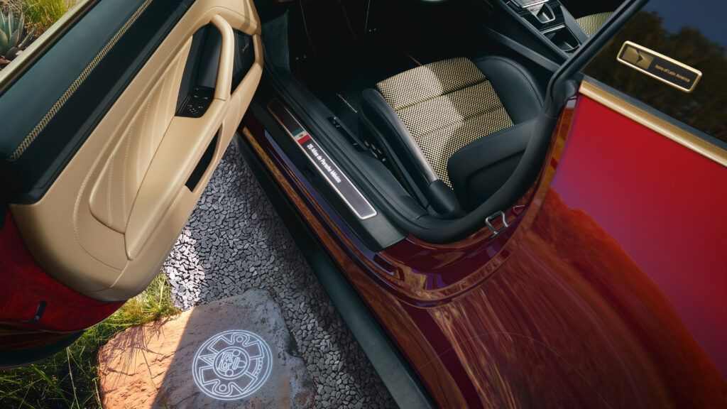 M01_OOAK_Mexico_GT3_Einstiegsleiste_RGB - Petróleo y Energía Open luxury car door exposing tan leather interior, with a patterned beige seat and metallic door sill plate.