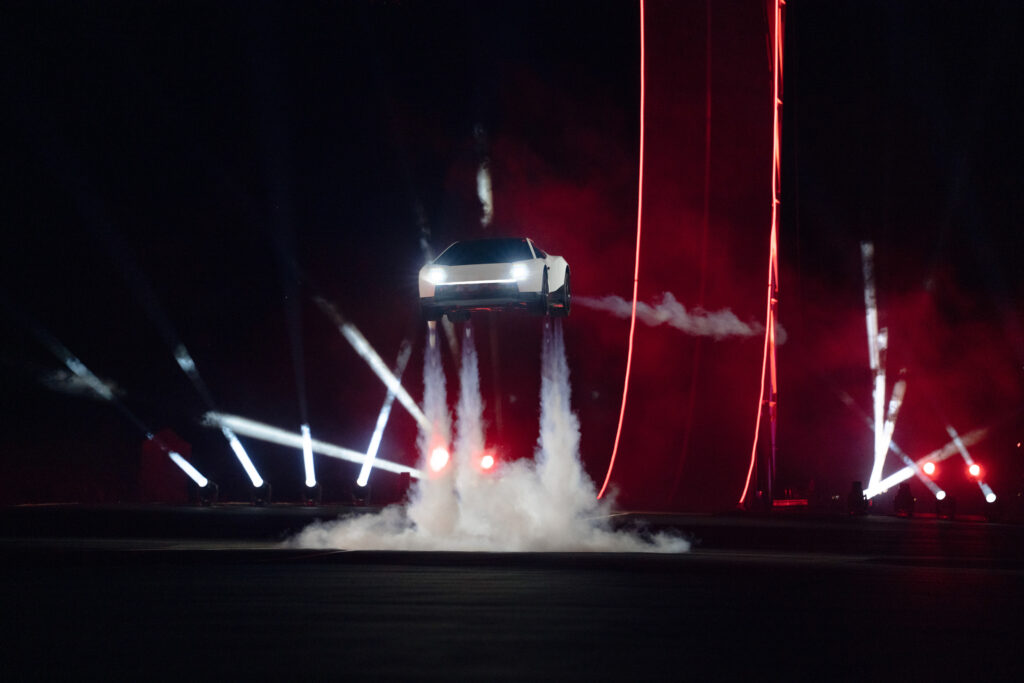 Roadster_53 - Petróleo y Energía White futuristic car hovering above the ground at night, surrounded by red laser beams and fog.